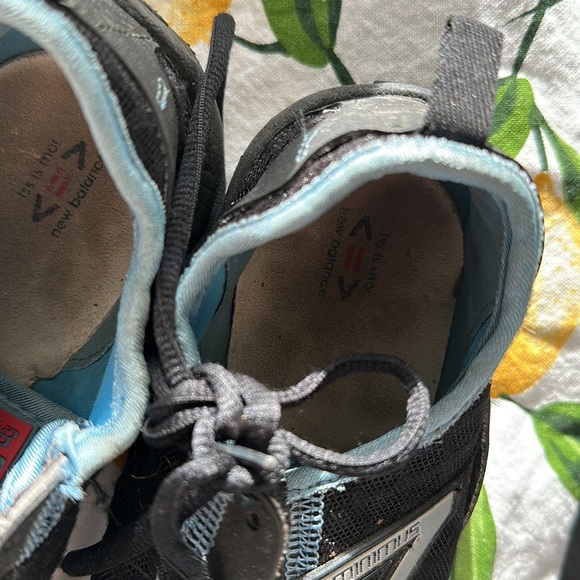 Vibram by New Balance running shoes - Picture 2 of 3